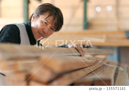 建築現場で働く男性 135571181