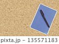 コルク背景と手帳とペンの写真 135571183