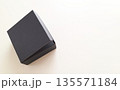 少し開いた黒い箱の写真 135571184
