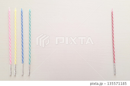 細いろうそくが離れておかれている写真 細いろうそくが離れておかれている写真 135571185