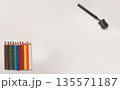色鉛筆と鉛筆削りと文字スペースのある写真 135571187