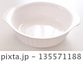 白いグラタン皿の写真 135571188