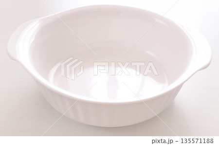 白いグラタン皿の写真 白いグラタン皿の写真 135571188
