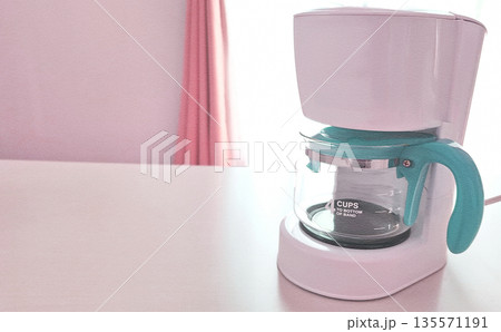 コーヒーメーカーがあるピンクの部屋の写真 135571191