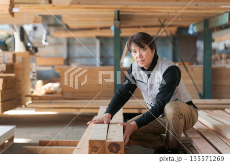 材木所で働く男性 材木所で働く男性 135571269