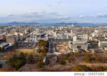 丸亀城天守から眺める丸亀港と塩飽諸島（香川県丸亀市） 135571361