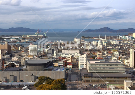 丸亀城天守から眺める丸亀港と塩飽諸島(香川県丸亀市) 丸亀城天守から眺める丸亀港と塩飽諸島(香川県丸亀市) 135571363