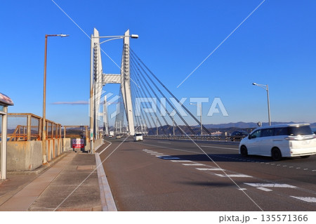 瀬戸中央自動車道（瀬戸大橋）上の岩黒島バス停留所（香川県坂出市） 135571366