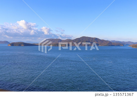 岩黒島から眺める塩飽諸島の本島（笠島伝統的建造物群保存地区側） 135571367