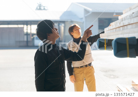 材木所で働く男性たち 135571427