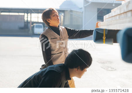 材木所で働く男性たち 135571428