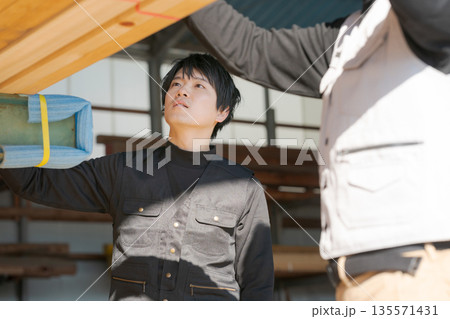 材木所で働く男性たち 135571431