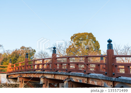 《商用撮影許可取得済》大和郡山城の極楽橋 135571499