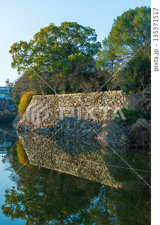 《商用撮影許可取得済》早朝の陣甫曲輪沿いのお堀の景色 《商用撮影許可取得済》早朝の陣甫曲輪沿いのお堀の景色 135571517
