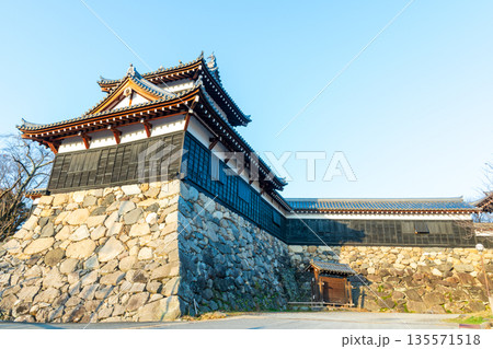 《商用撮影許可取得済》青空と追手向櫓 135571518