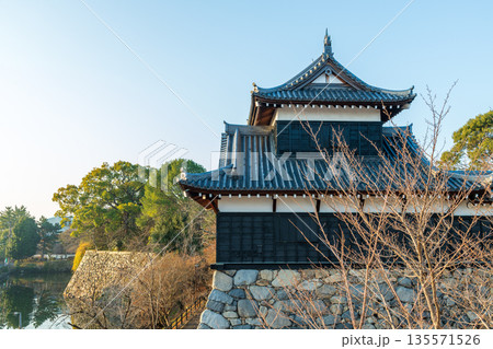 《商用撮影許可取得済》追手門石垣上から見る追手向櫓 135571526