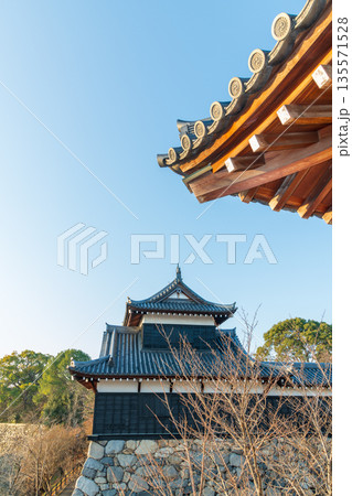《商用撮影許可取得済》追手門石垣上から見る追手向櫓と追手門の屋根 135571528