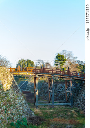 竹林橋櫓跡東側通路から極楽橋を望む風景 135571539