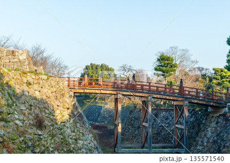 竹林橋櫓跡東側通路から極楽橋を望む風景 135571540