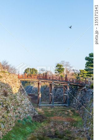 竹林橋櫓跡東側通路から極楽橋を望む風景 135571541