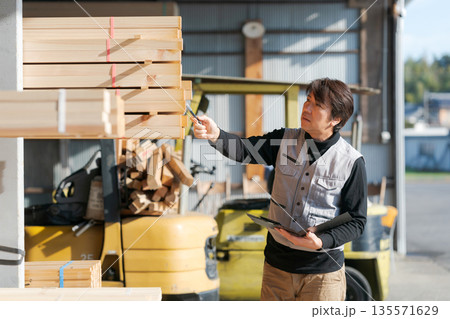 材木所で働く男性 135571629