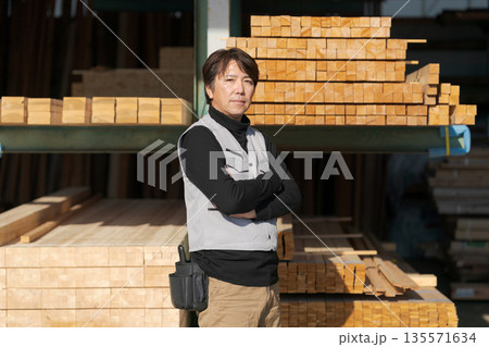 材木所で働く男性 135571634