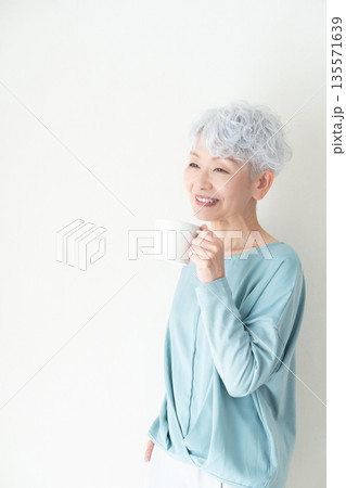 マグカップを持つシニア女性 マグカップを持つシニア女性 135571639
