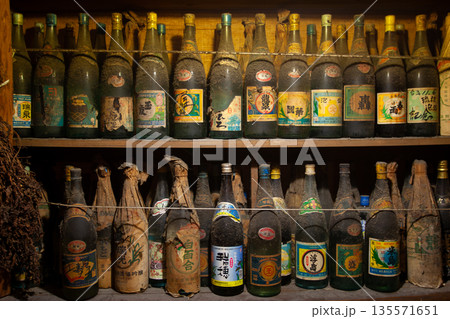 沖縄の泡盛・古酒蔵 135571651