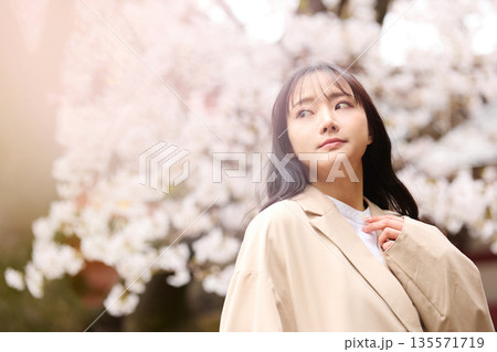 花見をする若いアジアの女性のポートレート 花見をする若いアジアの女性のポートレート 135571719