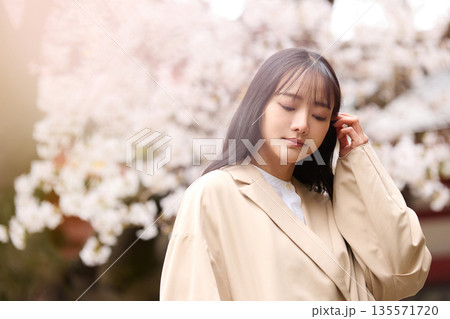 花見をする若いアジアの女性のポートレート 135571720