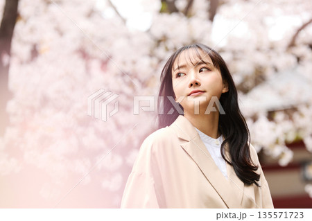 花見をする若いアジアの女性のポートレート 135571723