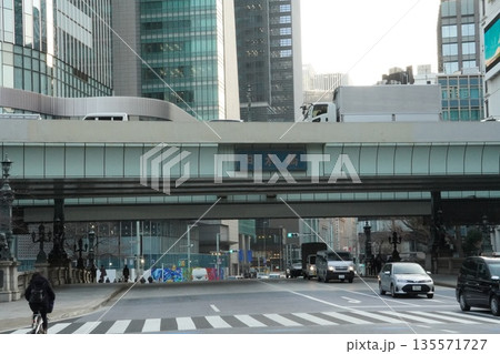 東京都中央区日本橋と首都高 135571727