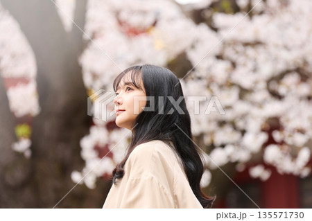 花見をする若いアジアの女性のポートレート 135571730
