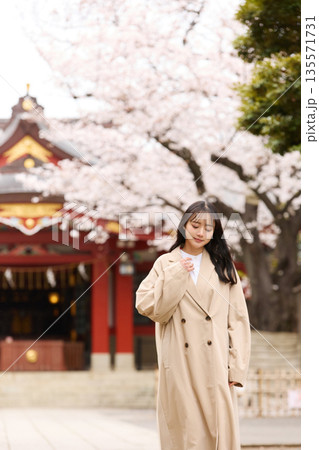 花見をする若いアジアの女性のポートレート 花見をする若いアジアの女性のポートレート 135571731