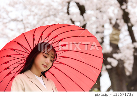 花見をする若いアジアの女性のポートレート 花見をする若いアジアの女性のポートレート 135571738