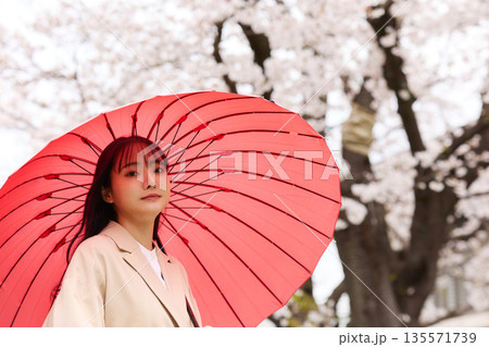 花見をする若いアジアの女性のポートレート 花見をする若いアジアの女性のポートレート 135571739