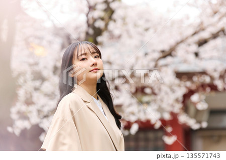 花見をする若いアジアの女性のポートレート 花見をする若いアジアの女性のポートレート 135571743