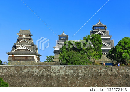 【熊本県】快晴の熊本城大天守と小天守と宇土櫓 【熊本県】快晴の熊本城大天守と小天守と宇土櫓 135572148
