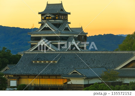 【熊本県】熊本城の夕景 135572152