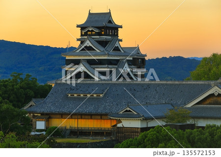 【熊本県】熊本城の夕景 【熊本県】熊本城の夕景 135572153