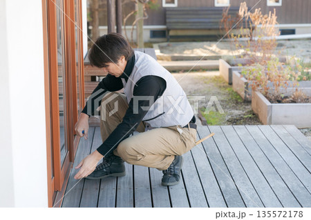 窓の修理をする作業服の男性 135572178