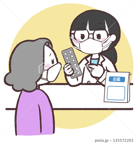 マスクのシニア女性が薬の説明を受けるイラスト 135572201