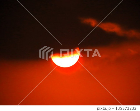 グラデーション:夕景：黄砂：黄色＆のオレンジ色：夕日：大阪府淀川枚方市 135572232