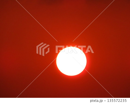 グラデーション:夕景：黄砂：黄色＆のオレンジ色：夕日：大阪府淀川枚方市 135572235