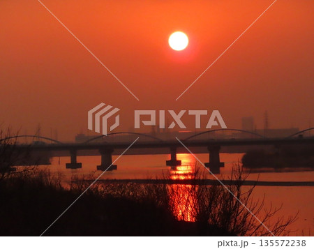 グラデーション:夕景：黄砂：黄色の夕日：大阪府淀川枚方大橋 135572238