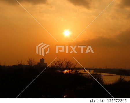 グラデーション:夕景：黄砂：黄色の夕日：大阪府淀川枚方大橋 135572245