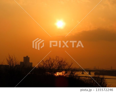 グラデーション:夕景：黄砂：黄色の夕日：大阪府淀川枚方大橋 135572246