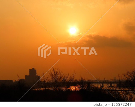 グラデーション:夕景:黄砂:黄色の夕日:大阪府淀川枚方大橋 グラデーション:夕景:黄砂:黄色の夕日:大阪府淀川枚方大橋 135572247