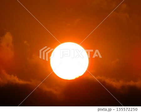 グラデーション:夕景：黄砂：黄色＆のオレンジ色：夕日：大阪府淀川枚方市  135572250