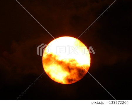 グラデーション:夕景：黄砂：黄色＆のオレンジ色：夕日：大阪府淀川枚方市  135572264